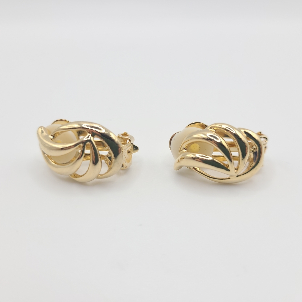 Vintage Gold Tone Clip-On Earrings Sculpted Shell Swirl Design